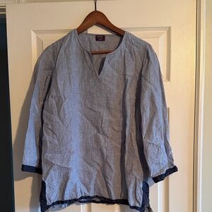 UNTUCKit Light Blue Linen Top with dark blue Trim
Linen, 3/4 sleeve